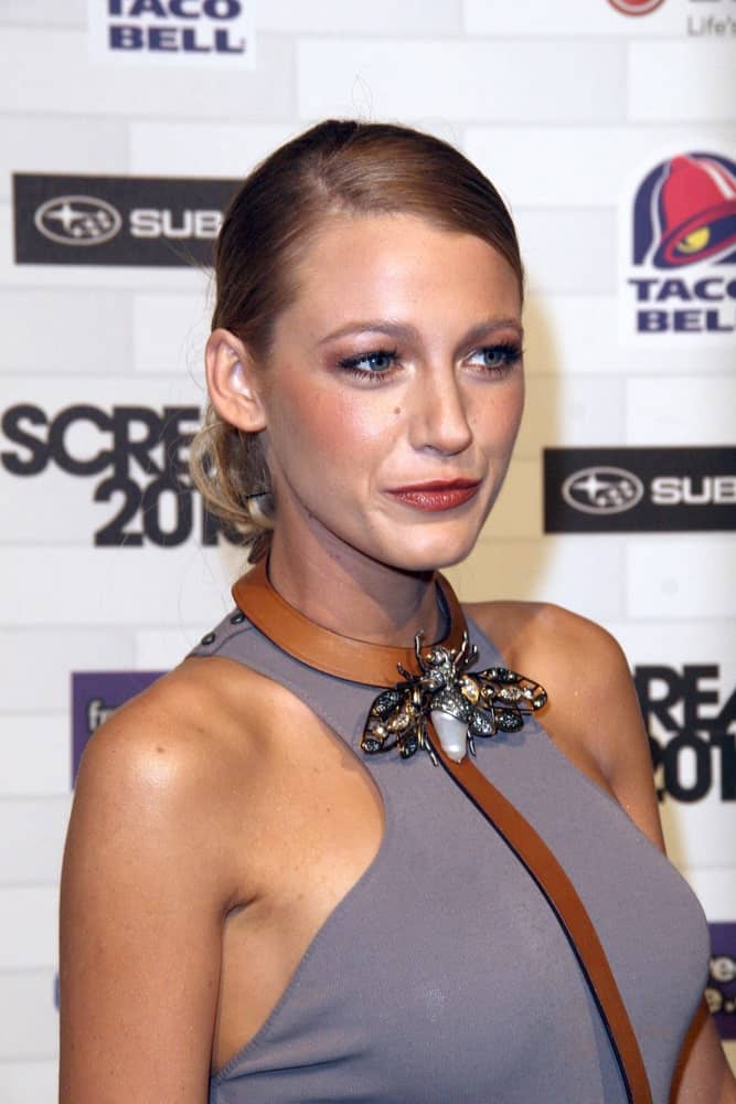 Blake Lively was at the Spike TV's "Scream 2010," held at the Greek Theater in Los Angeles last October 16, 2010 wearing a sexy gray dress that has a large insect broach paired with a slick low bun hairstyle.