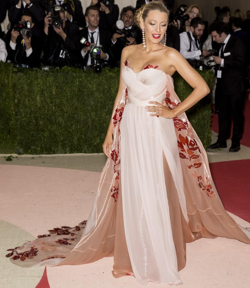 Blake Lively wore a gorgeous floral gown to go with her large bun upstyle when she attended the Manus x Machina Fashion in an Age of Technology Costume Institute Gala at the Metropolitan Museum of Art last May 2, 2016.