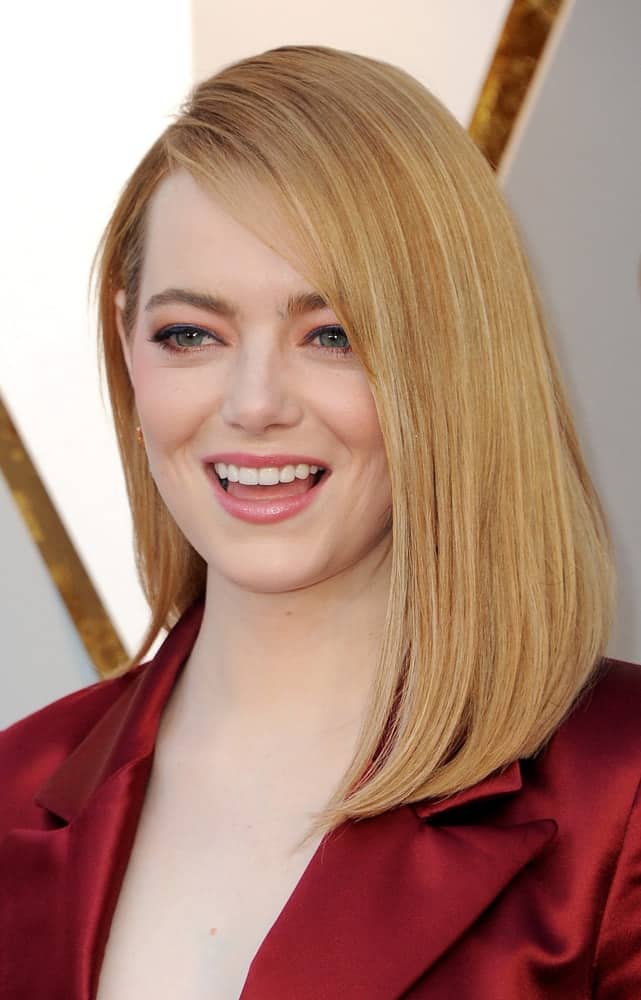Emma Stone dyed her locks blond and sported a shoulder-length side-swept straight bob hairstyle at the 90th Annual Academy Awards held at the Dolby Theatre in Hollywood on March 4, 2018.