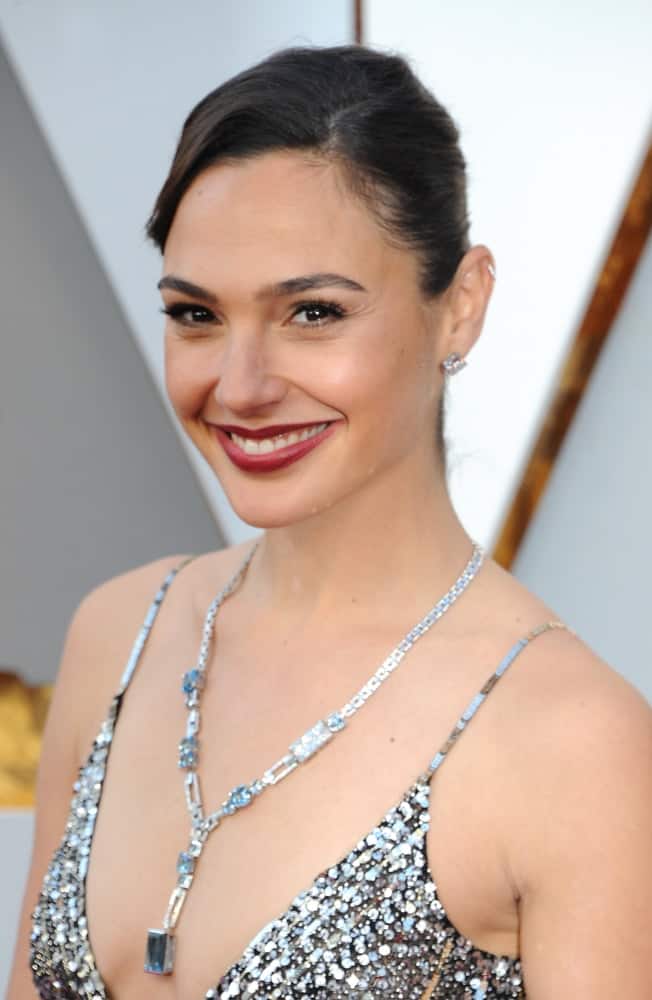 Gal Gadot attended the 90th Annual Academy Awards held at the Dolby Theatre in Hollywood, USA on March 4, 2018. She wore a matching necklace for her silver sequined dress and slick side-swept ponytail hairstyle.