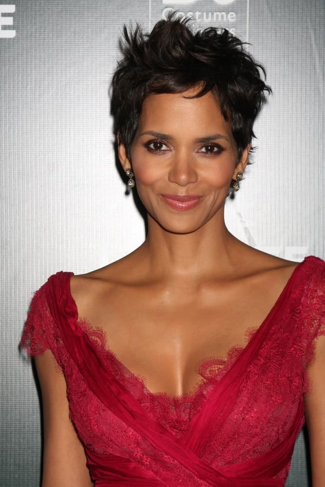 Halle Berry was at the 13th Annual Costume Designers Guild Awards at Beverly Hilton Hotel on February 22, 2011 in Beverly Hills, CA. She came wearing a lovely and fashionable red dress to match her tousled raven pixie hairstyle with a slight side-swept finish.