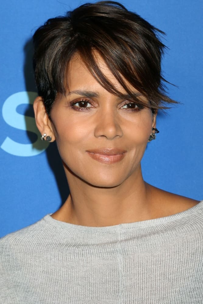 Halle Berry attended the 2014 CBS Upfront at Lincoln Center on May 14, 2014 in New York City. Her casual gray outfit was complemented by her sexy pixie hairstyle with side-swept bangs.