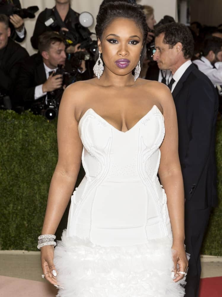 On May 2, 2016, Jennifer Hudson attended the Manus x Machina Fashion in an Age of Technology Costume Institute Gala at the Metropolitan Museum of Art. She wore a stunning white strapless dress with her raven slicked-back short hair.