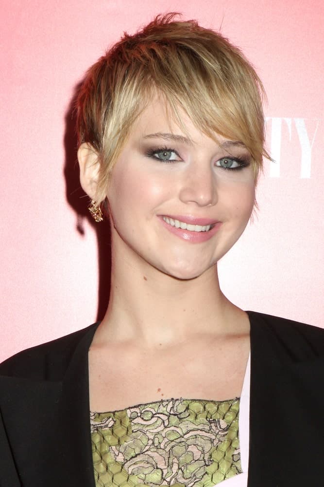 Jennifer Lawrence paired her stylish outfit with an equally cool blond pixie hairstyle with tousled side-swept bangs when she attended the premiere of "Hunger Games: Catching Fire" at AMC Lincoln Square on November 20, 2013 in New York City.