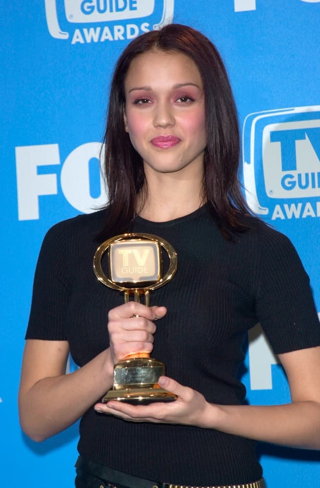 Actress Jessica Alba was at the 3rd Annual TV Guide Awards in Los Angeles back in 2001. She was seen wearing a simple and casual black outfit to pair with her simple and straight raven shoulder-length hairstyle loose on her shoulders