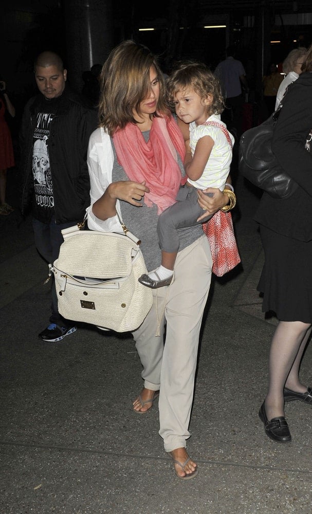 Actress Jessica Alba and her daughter, Honor were at LAX airport on May 14 in Los Angeles, California. She was wearing a simple and carefree casual outfit with her medium-length hairstyle that was loose and tousled with layers and highlights.