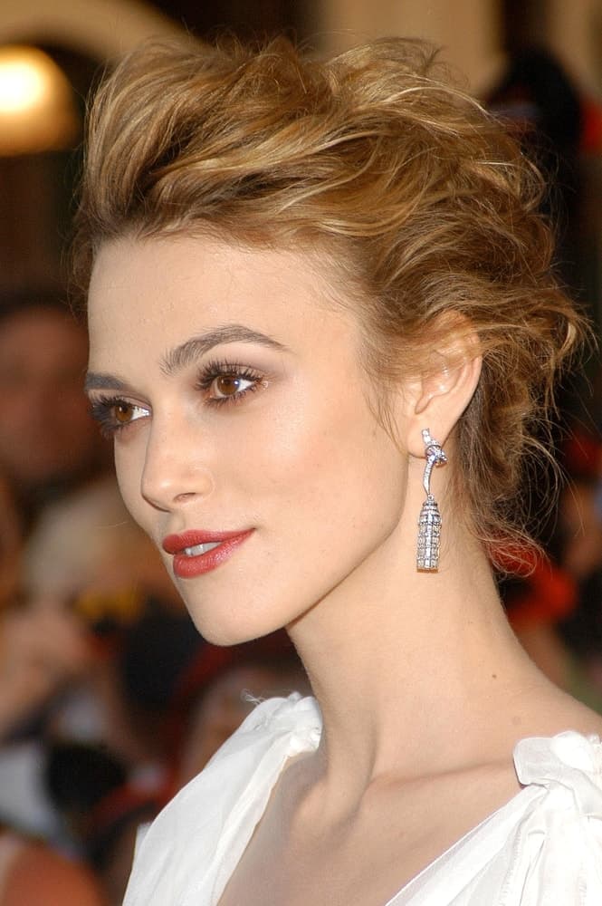 Keira Knightley was at the LA Premiere of Pirates of the Caribbean Dead Man's Chest in Disneyland, Los Angeles, CA on June 24, 2006. She was stunning in her white dress and light brown tousled upstyle hair with waves.