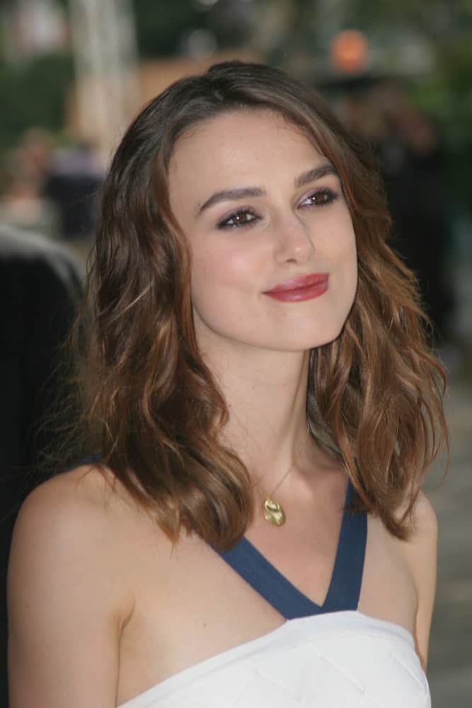 Keira Knightley attended the Atonement Photocall during Day 1 of the 64th Annual Venice Film Festival on August 29, 2007 in Venice, Italy. She was stunning in her white dress and loose tousled hairstyle with slight waves and layers.