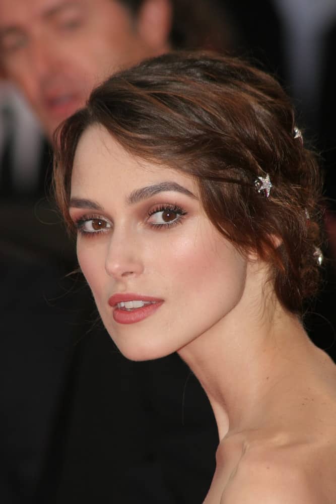 Keira Knightley was at the Atonement Premiere at the 64th Annual Venice Film Festival on August 29, 2007 in Venice, Italy. She sported a loose and messy bun hairstyle incorporated with star hair pins.