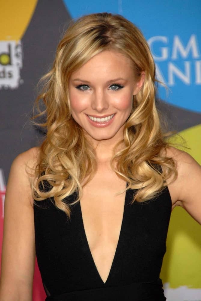 Kristen Bell rocked a tousled wavy hairstyle with a side part during the 2006 Billboard Music Awards at the MGM Grand Hotel on December 04, 2006.