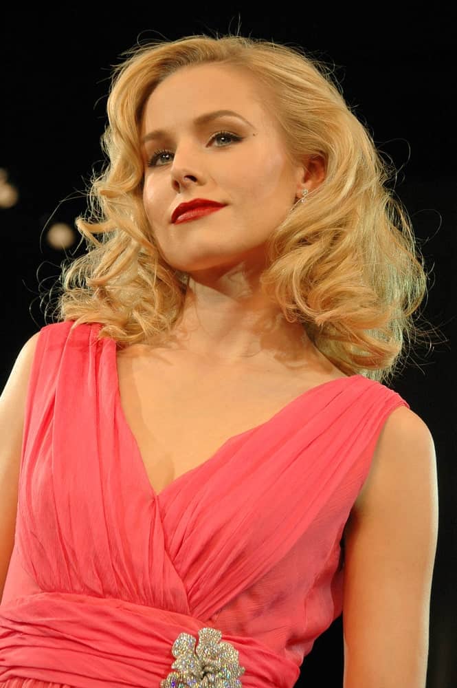 Kristen Bell went for a glam retro look featuring her short side-parted curls at the Max Factor Fashion Show Benefiting Clothes Off Our Back Charity last March 14, 2007.