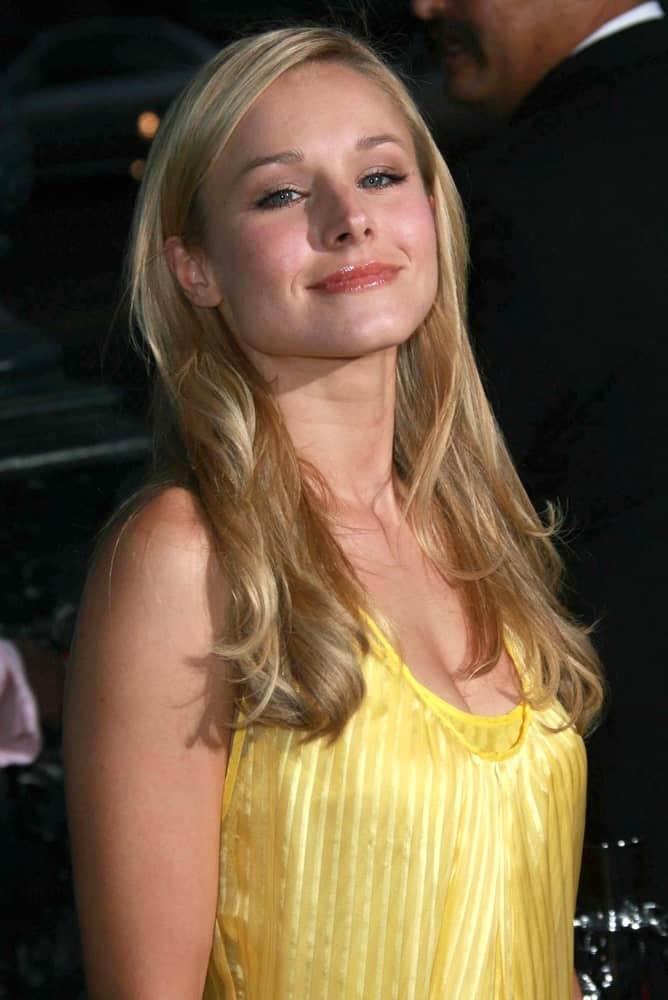 Kristen Bell made an appearance at the Los Angeles premiere of "Sicko" last June 26, 2007. She wore a yellow sleeveless dress along with her side-parted loose waves.