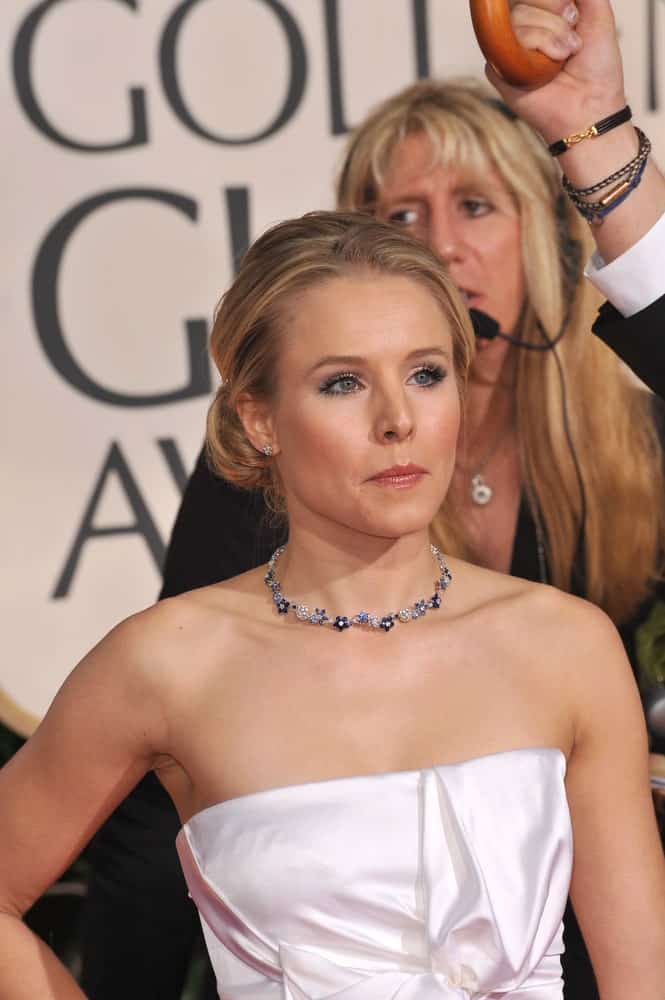 Kristen Bell pulled back her hair into a loose bun during the 67th Golden Globe Awards at the Beverly Hilton Hotel, Los Angeles CA on January 17, 2010. She completed the look with a white gown and a collar necklace.