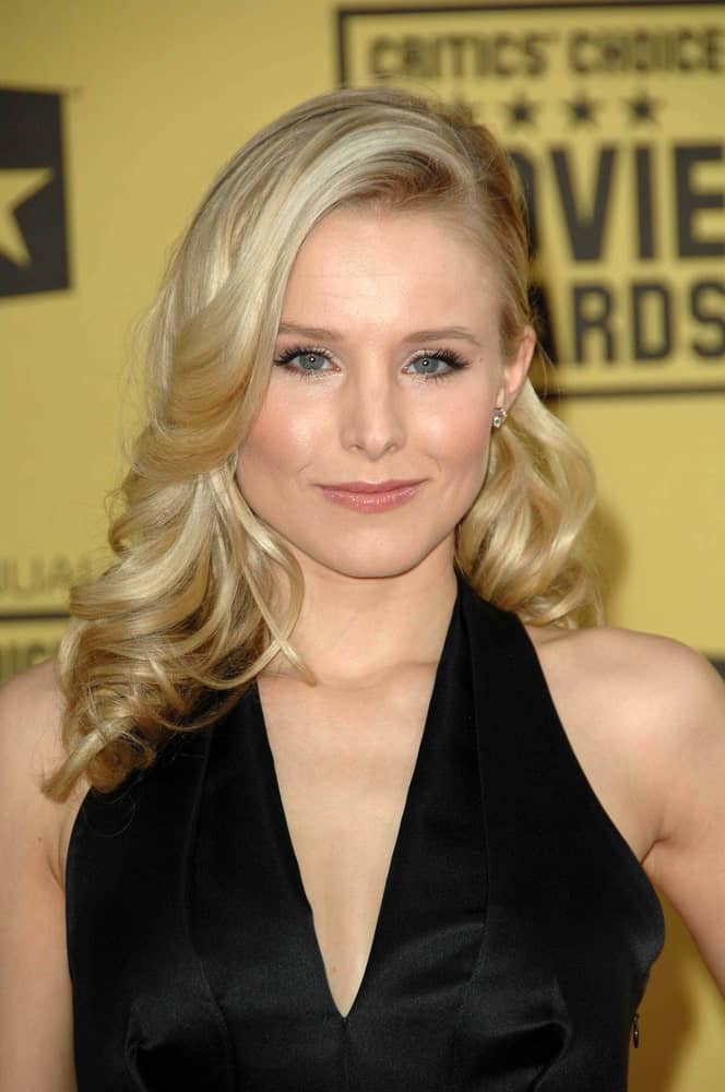 Kristen Bell styled her mid-length regal waves in a side-swept hairdo during the 15th Annual Critic's Choice Awards at Hollywood Palladium on January 15, 2010.