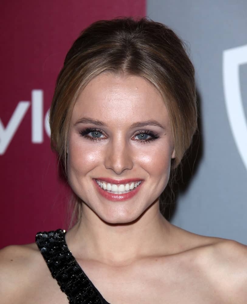 Kristen Bell was seen at the 12th Annual WB-In Style Golden Globe After Party on January 16, 2011, sporting a neat loose upstyle that complements her natural-looking makeup.