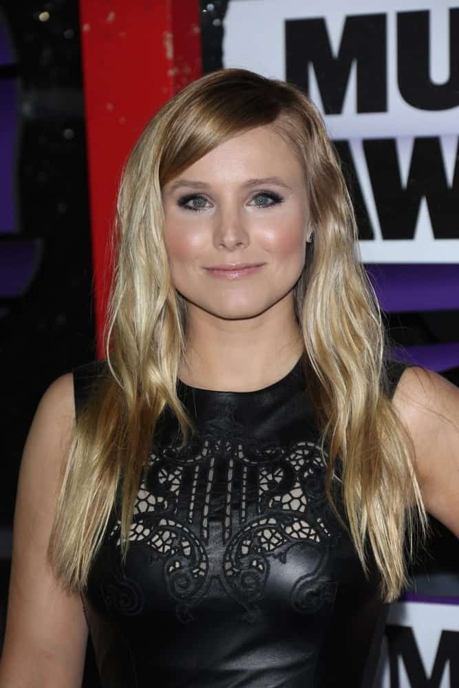 Kristen Bell had a long wavy hairstyle with side-swept bangs at the 2013 CMT Music Awards on June 05, 2013, in Bridgestone Arena, Nashville, TN.