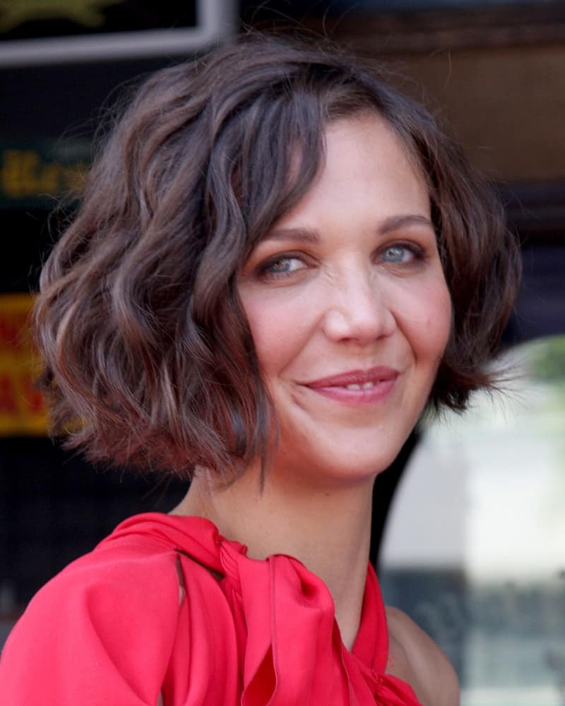 Maggie Gyllenhaal attended the Hollywood Walk of Fame Ceremony for Emma Thompson at Hollywood Walk of Fame on August 5, 2010 in Los Angeles, CA. She wore a charming red dress and paired with with a shin-length curly brown hairstyle with a slight tousle.