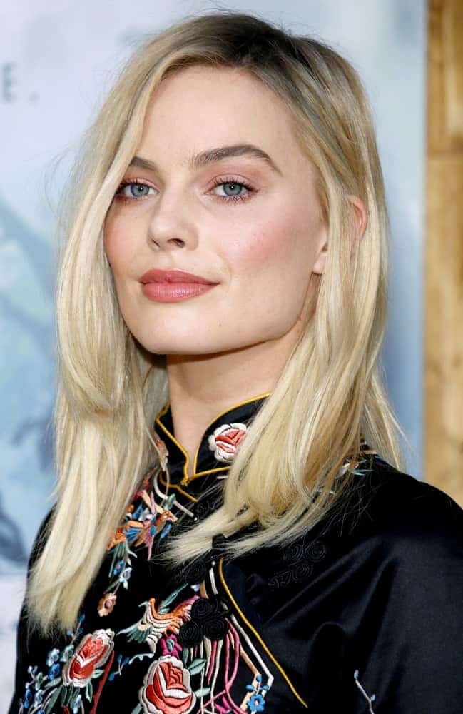 Margot Robbie with a natural-looking hairstyle at the Los Angeles premiere of 'The Legend Of Tarzan' 2016 last June 27, 2016. It is parted at one side which perfectly went with her Chinese-style dress.
