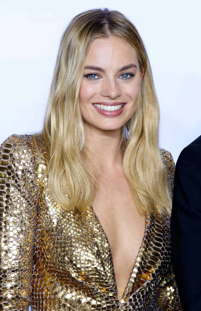 Margot Robbie opted for a simple center-parted loose hairstyle to match her daring long gown at the 88th Annual Academy Awards 2016 held on February 28, 2016.