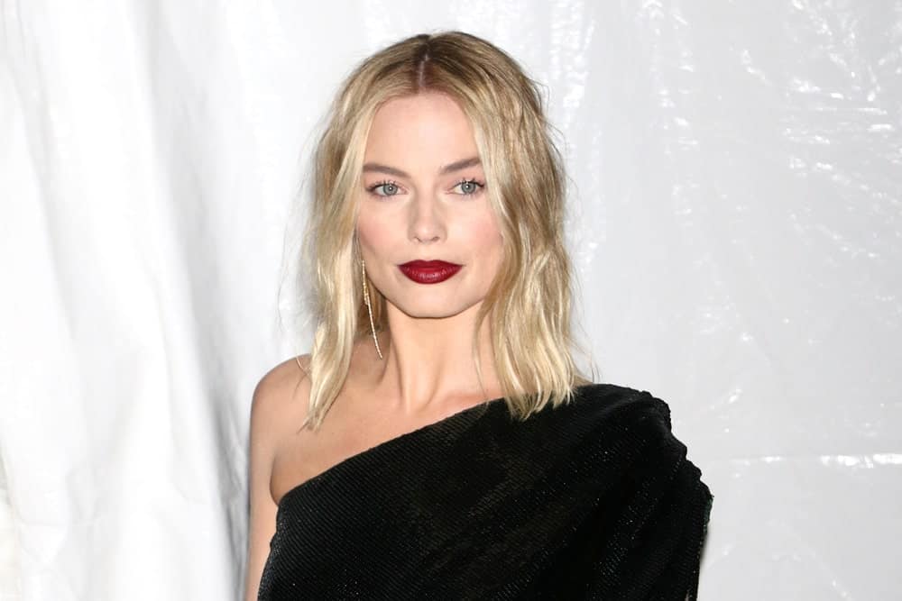 Margot Robbie went for tousled waves with a middle parting at The Gotham Awards on November 27, 2017, in New York City. She finished the look with a black one-shoulder dress and dark red lipstick.