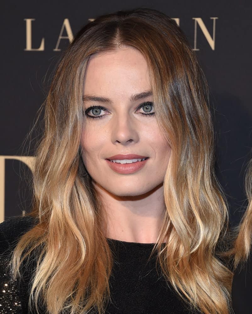 On October 14, 2019, Margot Robbie opted for highlighted waves with a center part at the ELLE Women in Hollywood. She finished the look with a classic black dress and defined eye makeup.