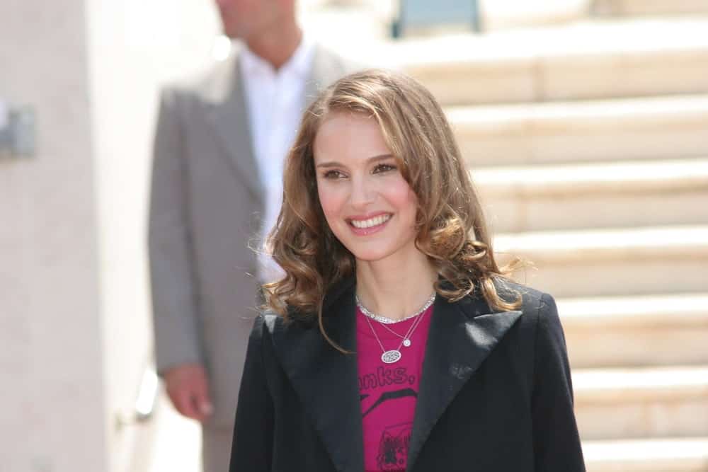 Juror Natalie Portman attended the Jury photocall during the 61st Cannes International Film Festival on May 14, 2008 in Cannes, France. She came wearing a smart casual outfit that fit with her loose shoulder-length hairstyle that has curls at the tips.
