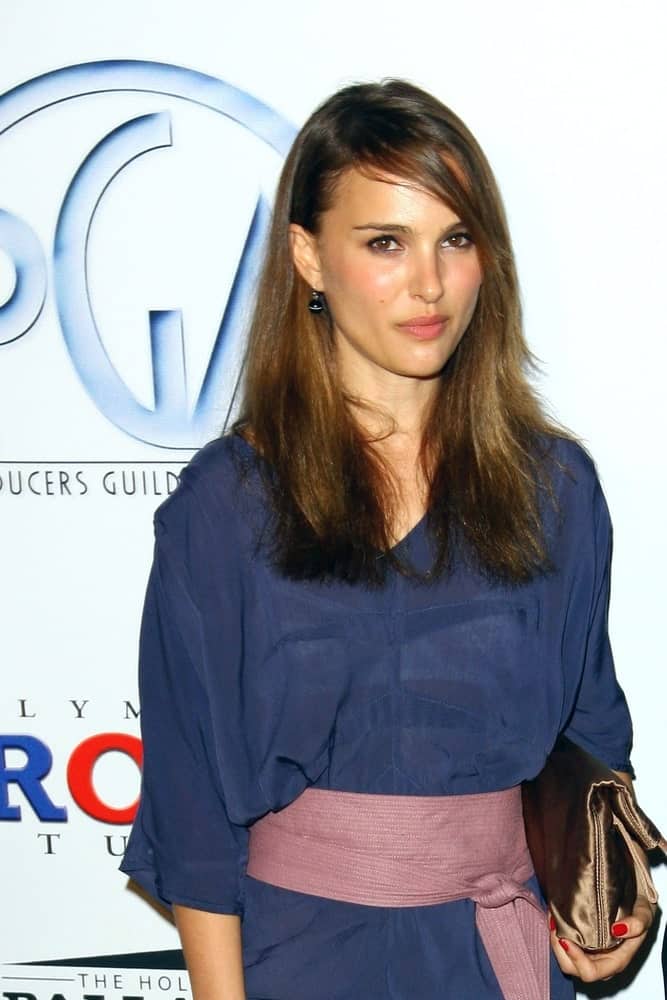 Natalie Portman paired her charming blue dress with a pink kimono-style sash with a loose medium-length hairstyle that has subtle highlights and long side-swept bangs at the PGA Producers Guild of America Awards 2009 in Los Angeles, CA on January 24, 2009.