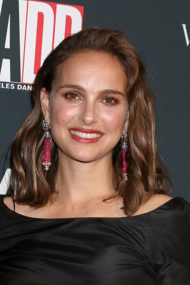 Natalie Portman paired a couple of gorgeous earrings to her loose and tousled shoulder-length dark brown hairstyle with waves at the 2017 Los Angeles Dance Project Gala at the LA Dance Project on October 7, 2017 in Los Angeles, CA.