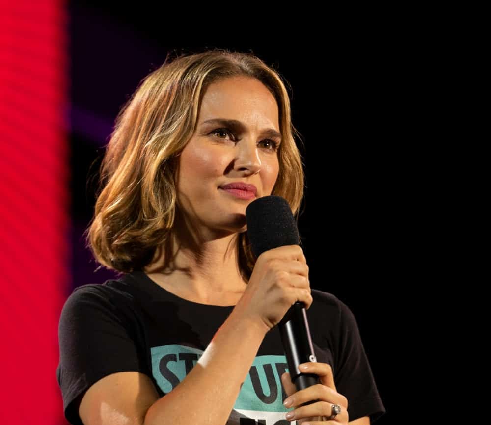 On September 28, 2019, Natalie Portman spoke on stage during the 2019 Global Citizen Festival at Central Park, New York. She wore a simple and casual shirt that was complemented by her lovely sandy blond wavy shoulder-length hair.