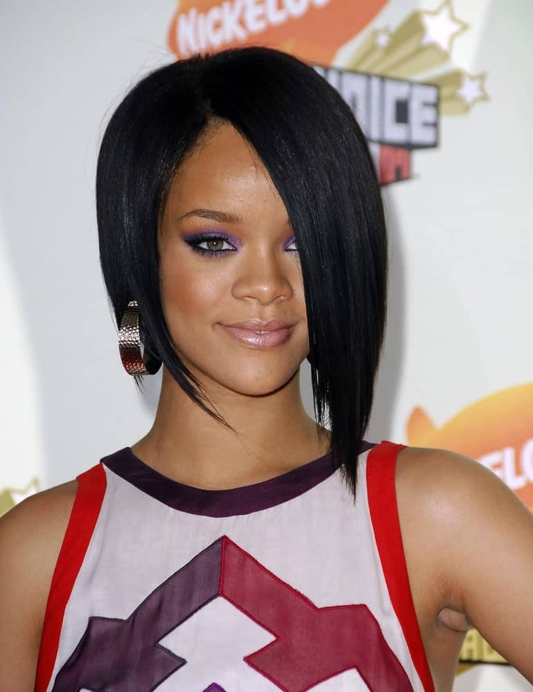 Rihanna attended the 2007 Nickelodeon's Kids Choice Awards in UCLA Pauley Pavilion, Los Angeles on March 31, 2007. She came wearing a simple white outfit with colorful details and short and straight bob hairstyle with long side-swept bangs.