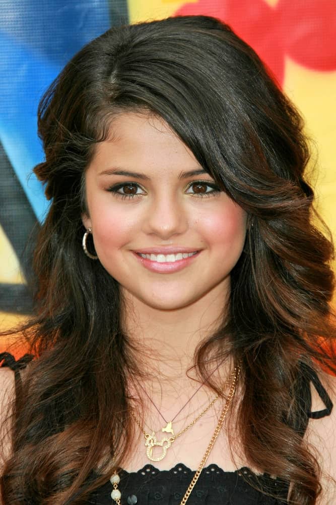 On August 26, 2007, Selena Gomez was at the 2007 Teen Choice Awards held at the Gibson Amphitheater in Universal City, CA. She wore a lovely black outfit to go with her medium-length highlighted curls with long side-swept bangs.