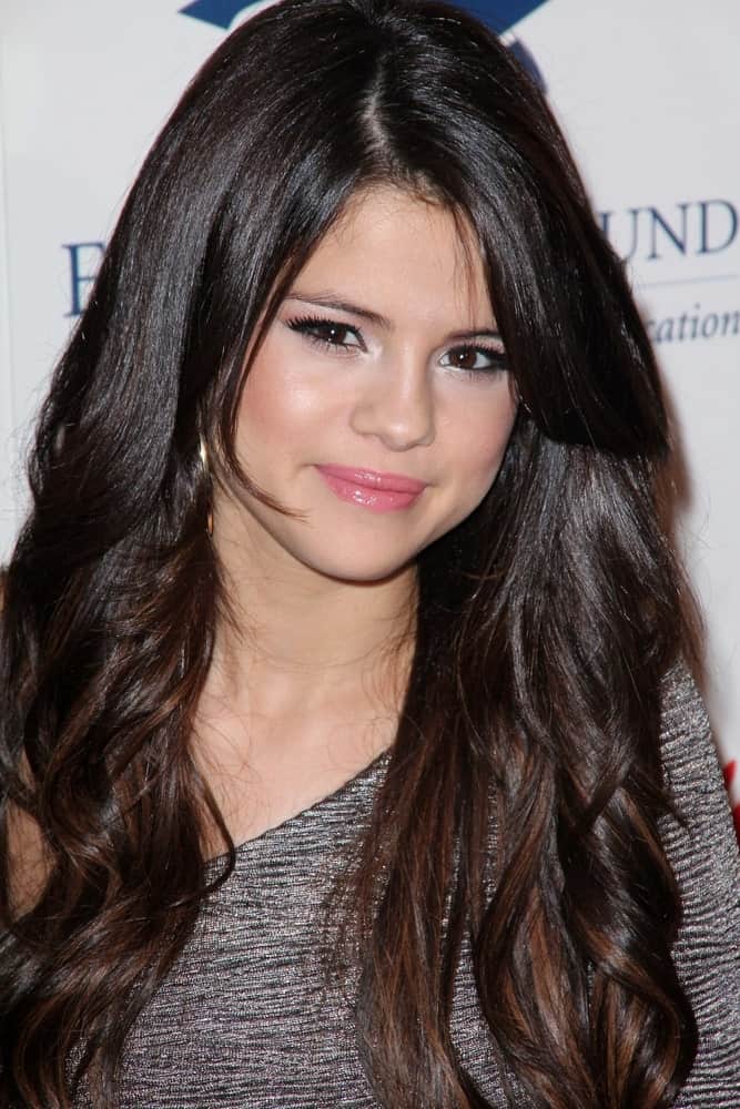 On November 1, 2011, Selena Gomez attended the Fulfillment Fund Stars 2011 Gala, Beverly Hilton, Beverly Hills, CA. SHe wore a simple gray dress to go with her long and layered highlighted hairstyle with a slight tousle.