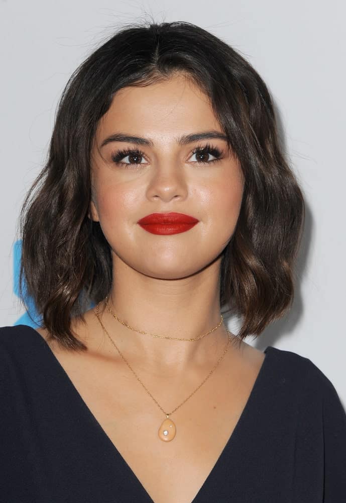 Selena Gomez was at the 2018 WE Day California held at the Forum in Inglewood, USA on April 19, 2018. She was lovely in her simple black outfit, make-up and short wavy hairstyle that frames her face.