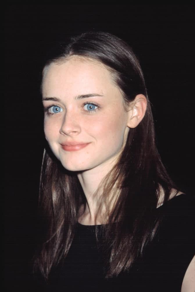 Alexis Bledel attended the WB Upfront in New York City on May 14, 2002. She emphasized her sparkling blue eyes with a black dress and dark brunette straight hairstyle that has layers and a slight tousle.