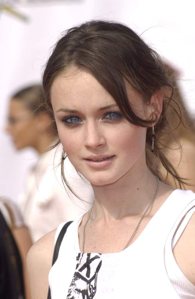 Alexis Bledel was at Nickelodeon's 16th Annual Kids' Choice Awards in Santa Monica on April 12, 2003. She was seen wearing a simple casual outfit to pair with her messy dark bun hairstyle that has loose tendrils and long side-swept bangs.