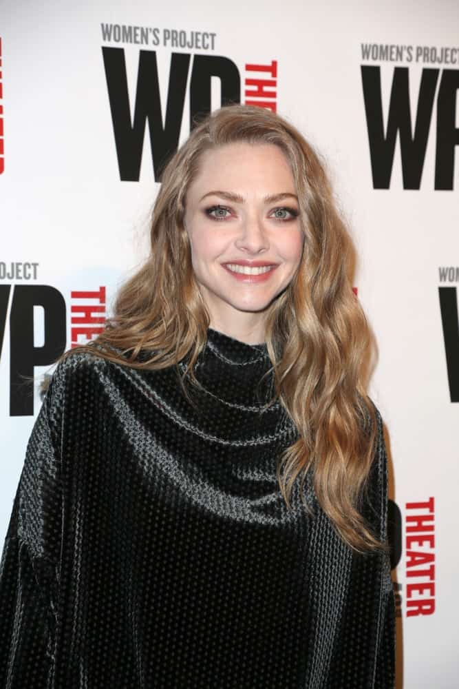 On April 15, 2019, Amanda Seyfried attended the WP Theater's 40th Anniversary Gala - Women of Achievement Awards at the Edison Hotel. She wore a charming dark short dress that went perfectly well with her long and loose tousled wavy sandy blond hairstyle.