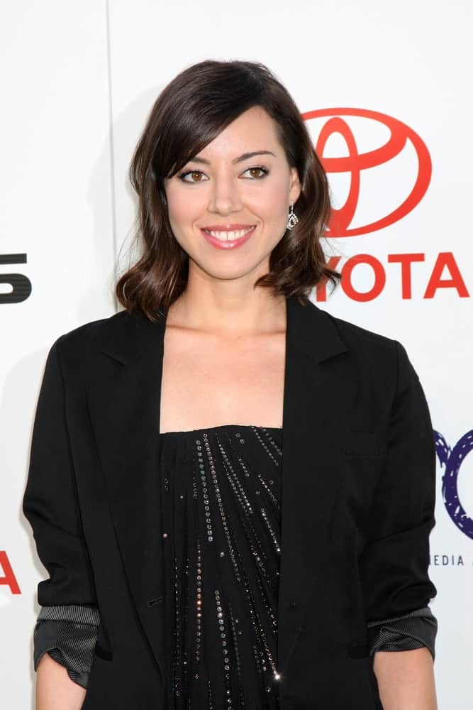Aubrey Plaza was at the 2011 Environmental Media Awards at the Warner Brothers Studio on October 15, 2011 in Beverly Hills, CA. She was seen wearing an all-black outfit to pair with her shoulder-length raven hairstyle that has vintage curls and long side-swept bangs.