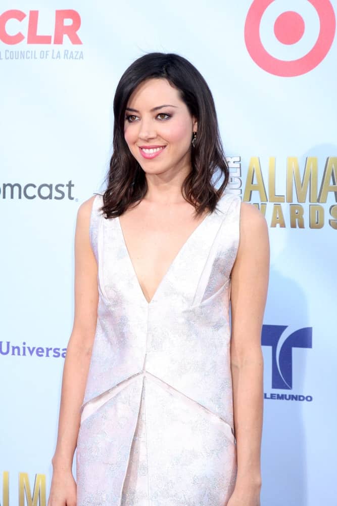 Aubrey Plaza was at the 2012 ALMA Awards at Pasadena Civic Auditorium on September 16, 2012 in Pasadena, CA. She paired her pearly white dress with a shoulder-length loose and tousled raven hairstyle that has layers.