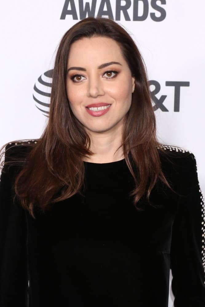 Aubrey Plaza was at the 2019 Film Independent Spirit Awards on the Beach on February 23, 2019 in Santa Monica, CA. She was lovely in a black dress that she paired with her long and layered brunette hairstyle that has a slight tousle.