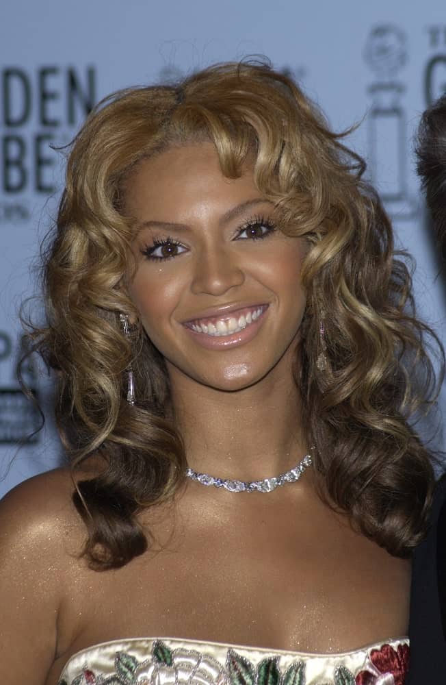 Beyonce styled her mid-length hair with parted curls at the 60th Annual Golden Globe Awards at the Beverly Hills Hilton last January 19, 2003.