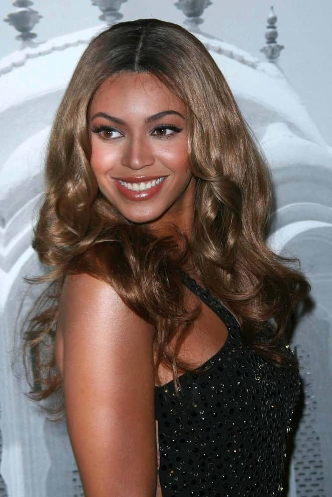 Beyonce Knowles was seen at the Giorgio Armani Prive Show to celebrate the Oscars on February 24, 2007. She wore a stunning black dress along with a center-parted wavy hairstyle.