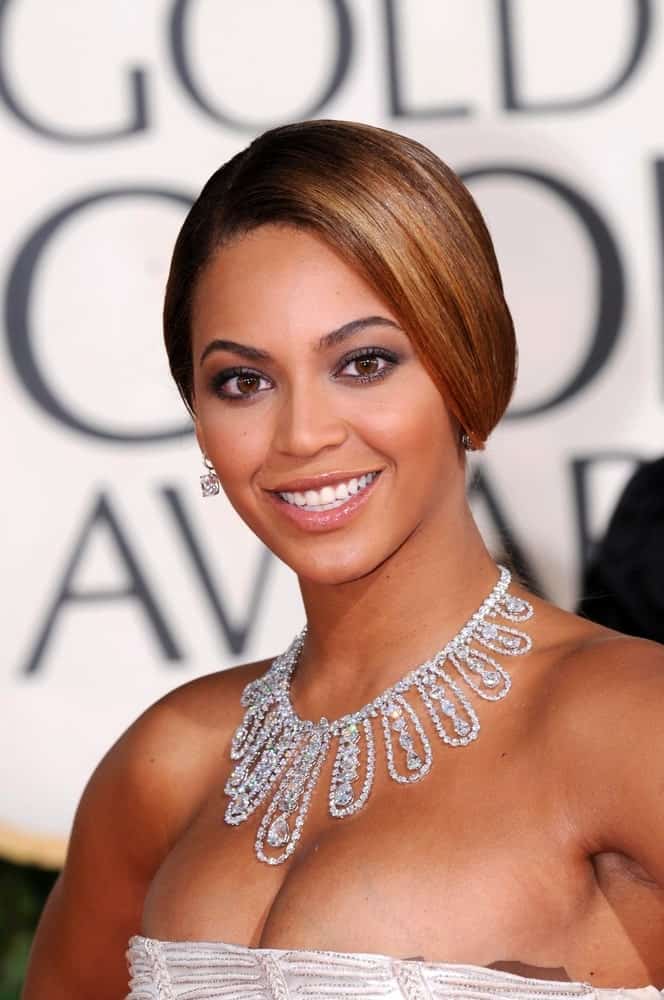 Beyonce Knowles looked stunning in a neat loose updo that she paired with a tube dress and statement necklace at the 66th Annual Golden Globe Awards held on January 11, 2009.