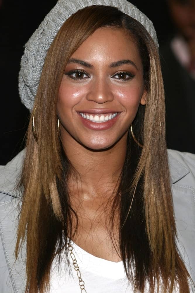 Beyonce was spotted at the Mesa Arts Academy on February 14, 2009, where she donates 150 Musical Instruments to School Children. She was wearing her casual attire along with her layered hair that's incorporated with a beanie.