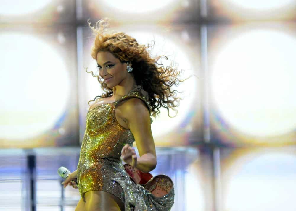Beyonce Knowles while performing at Rio de Janeiro-Brazil last October 18, 2011. She stuns in a sparkling outfit along with her blonde curly locks that gracefully sway as she dances.