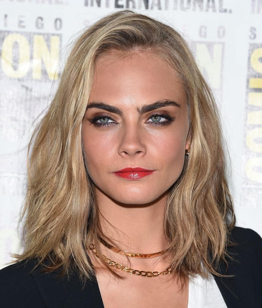 Cara Delevingne attended the Comic Con 2016 - Valerian and the City of a Thousand Planets PhotoCall on July 21, 2016 in San Diego, CA. She was quite charming with her simple smart casual outfit to match with her loose shoulder-length sandy blond hairstyle with waves.