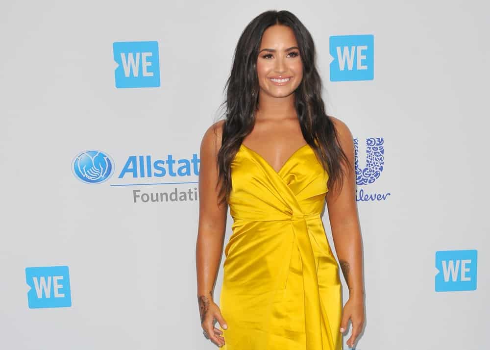 Demi Lovato was at the WE Day California 2017 held at the Forum in Inglewood, USA on April 27, 2017. She came wearing a yellow dress that went quite well with her long and wavy hairstyle with subtle highlights.