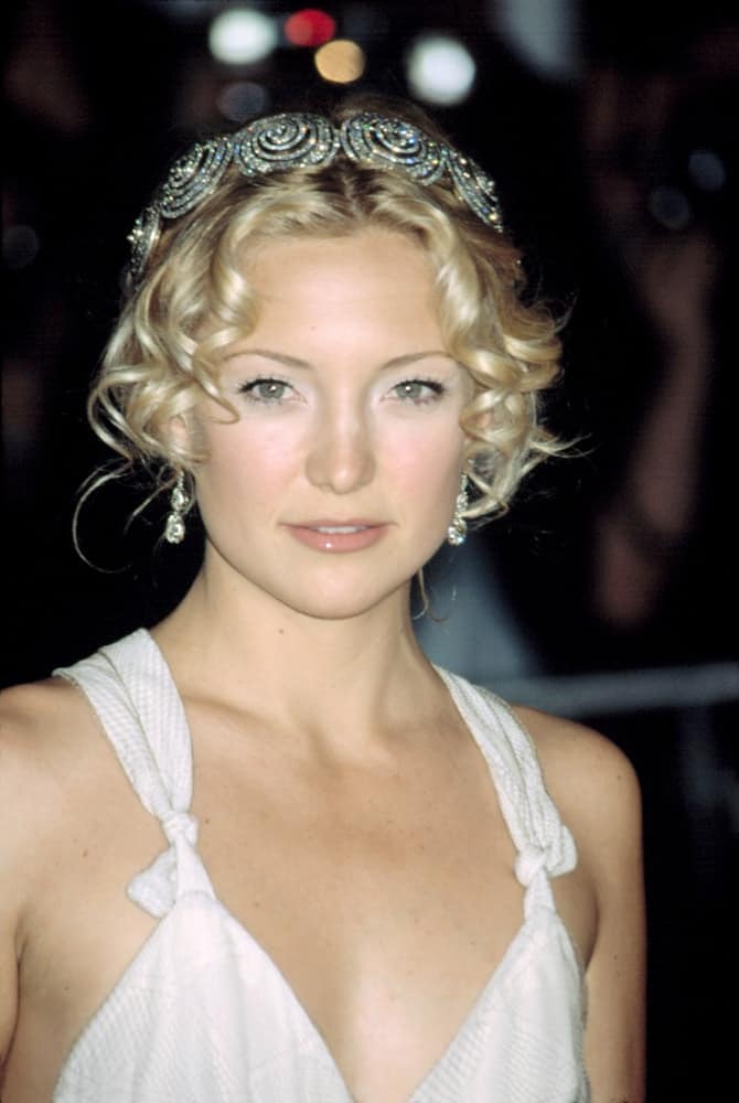 Kate Hudson wore a lovely white Stella McCartney dress that she paired with her bun hairstyle incorporated with a headband and some loose curly bangs at Metropolitan Museum of Art Goddess Gala in New York on April 28, 2003.
