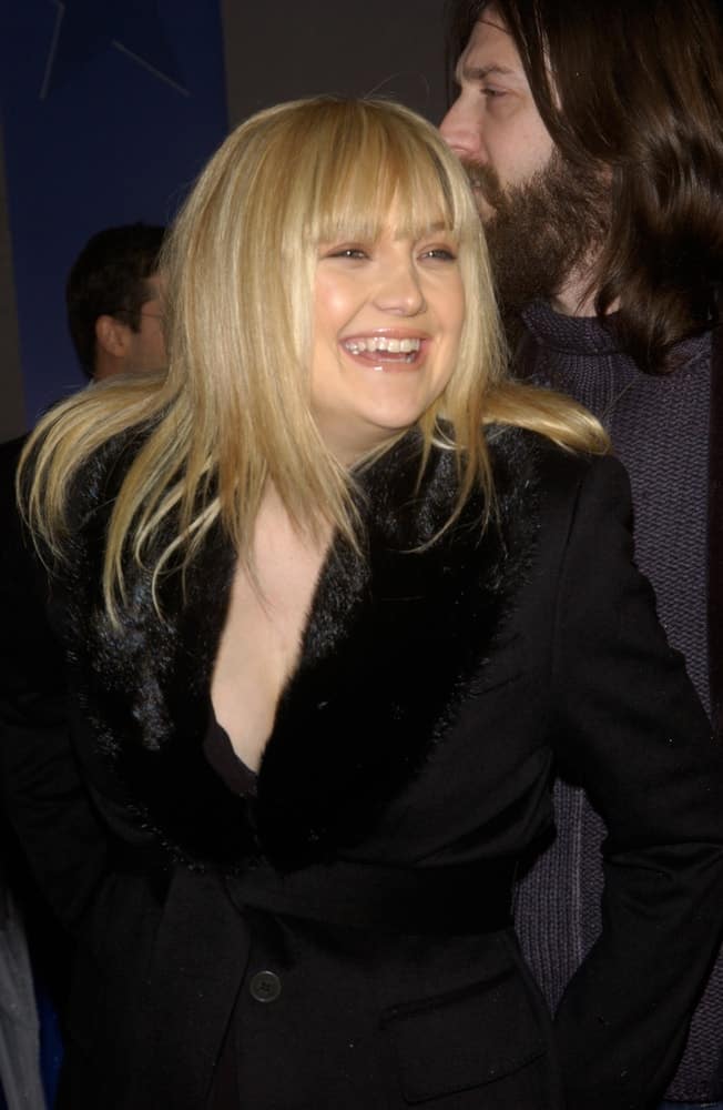 Actress Kate Hudson was at the world premiere of Miracle on February 2, 2004 in Hollywood. She came wearing a black jacket that emphasized her bright blond straight hairstyle with blunt bangs.