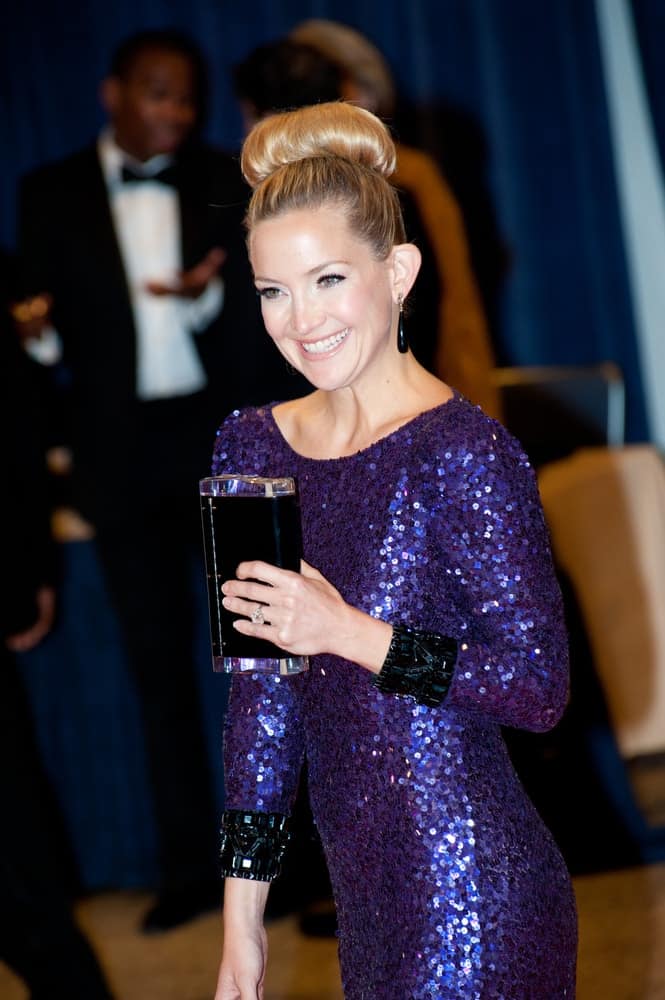 Kate Hudson attended the White House Correspondents Dinner on April 28, 2012 in Washington, D.C. She was quite elegant in her sequined dress and neat top knot bun hairstyle with a slight beehive finish.