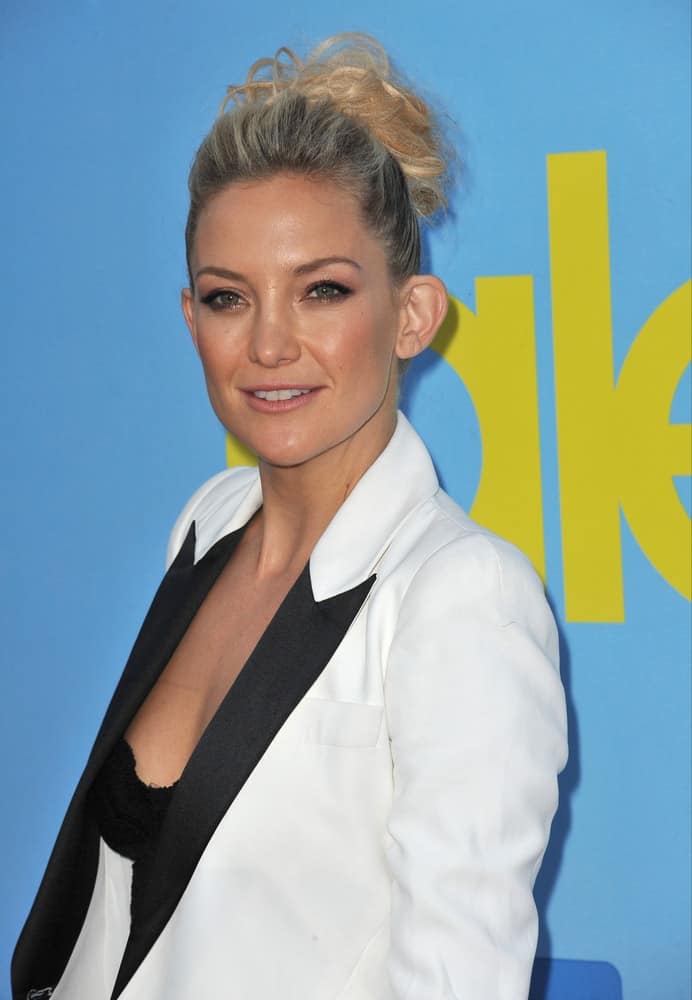 On September 12, 2012, Kate Hudson was at the season four premiere of "Glee" at Paramount Studios, Hollywood. She was lovely in her white and black smart casual outfit that she paired with a highlighted high bun hairstyle.